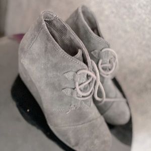 Toms wedge lace up size 9.5